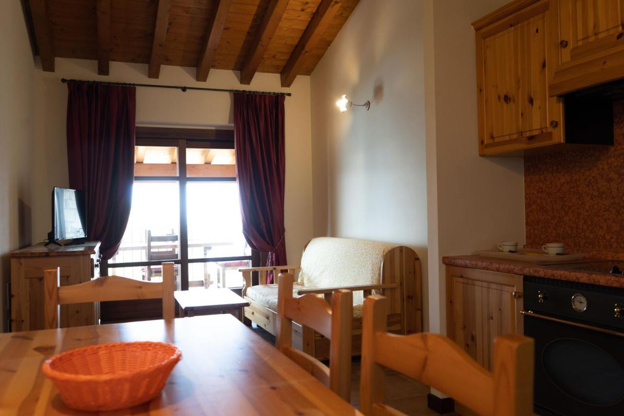 La Fiocchina - Magic Place - Apartments & Studios In Garda Lake - Countryside Farmhouse, Inside The Middle Of The Lake 萨罗 外观 照片