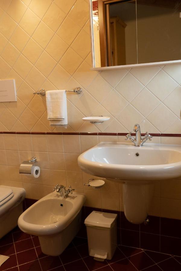 La Fiocchina - Magic Place - Apartments & Studios In Garda Lake - Countryside Farmhouse, Inside The Middle Of The Lake 萨罗 外观 照片