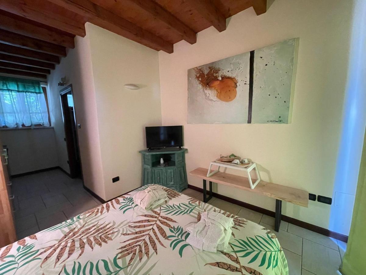 La Fiocchina - Magic Place - Apartments & Studios In Garda Lake - Countryside Farmhouse, Inside The Middle Of The Lake 萨罗 外观 照片