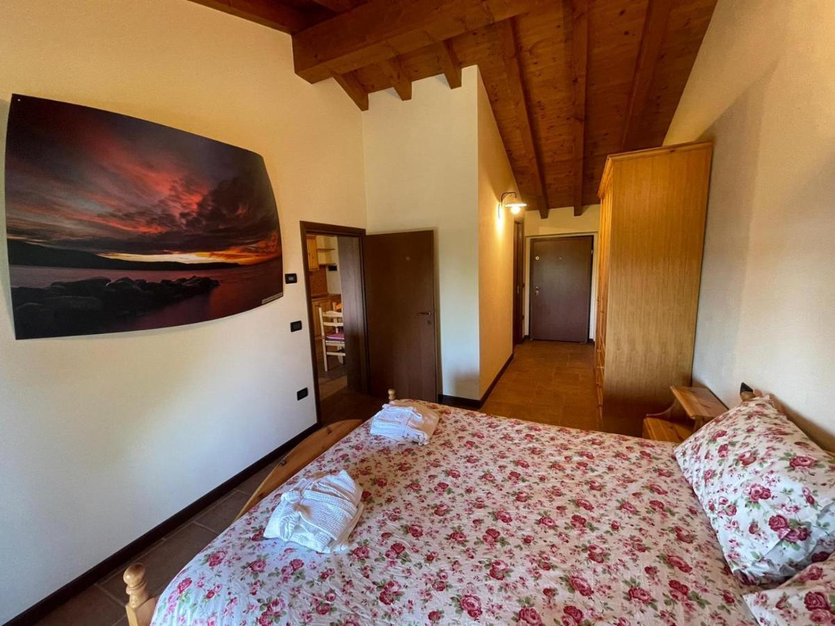 La Fiocchina - Magic Place - Apartments & Studios In Garda Lake - Countryside Farmhouse, Inside The Middle Of The Lake 萨罗 外观 照片