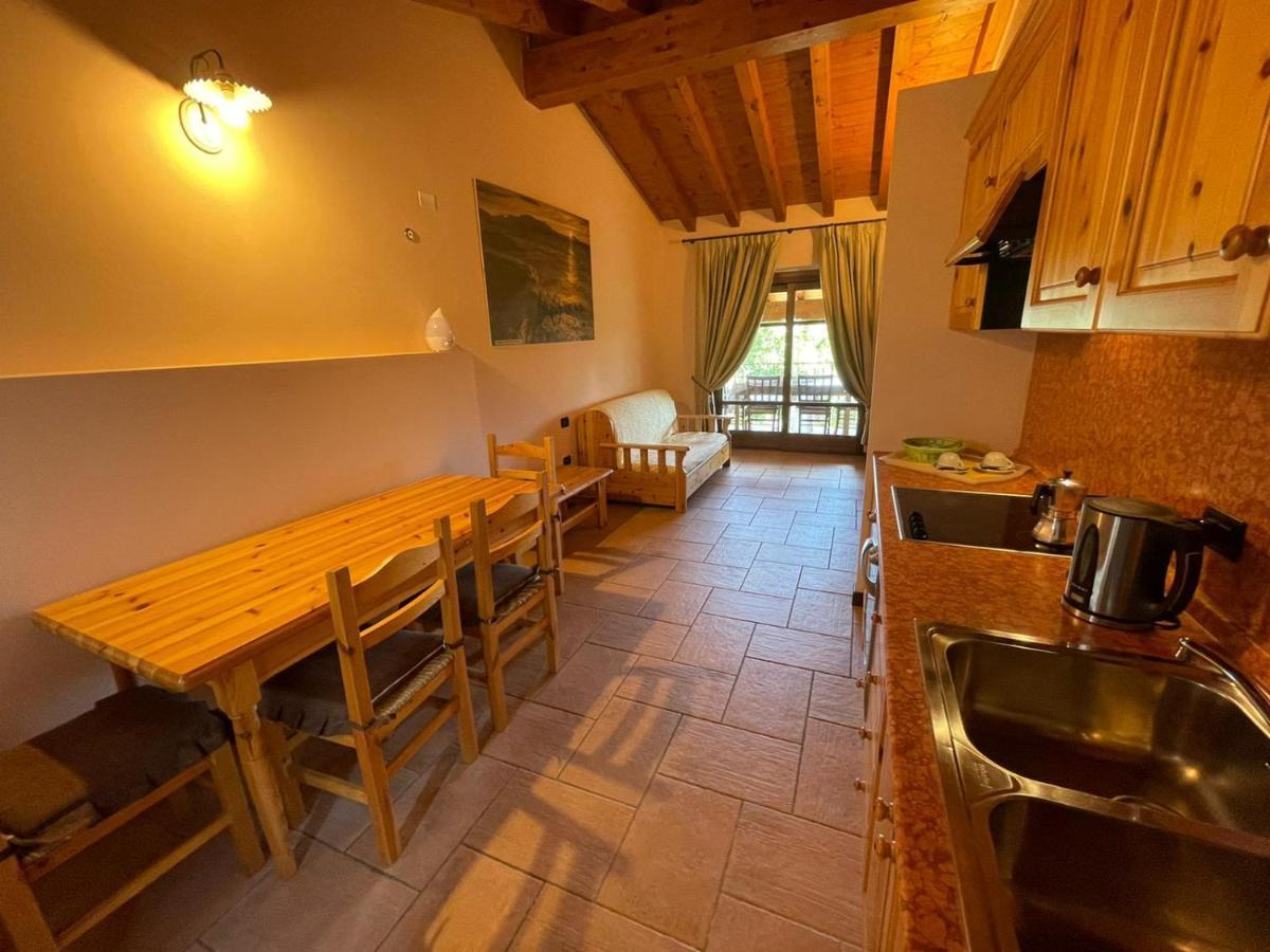 La Fiocchina - Magic Place - Apartments & Studios In Garda Lake - Countryside Farmhouse, Inside The Middle Of The Lake 萨罗 外观 照片